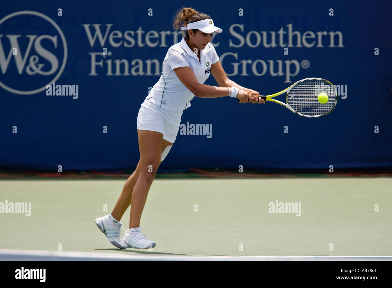 Sania Mirza (IND) von Hyderabad Indien Retouren dienen im westlichen und südlichen Tennis Turnier Cincinnati Ohio Stockfoto