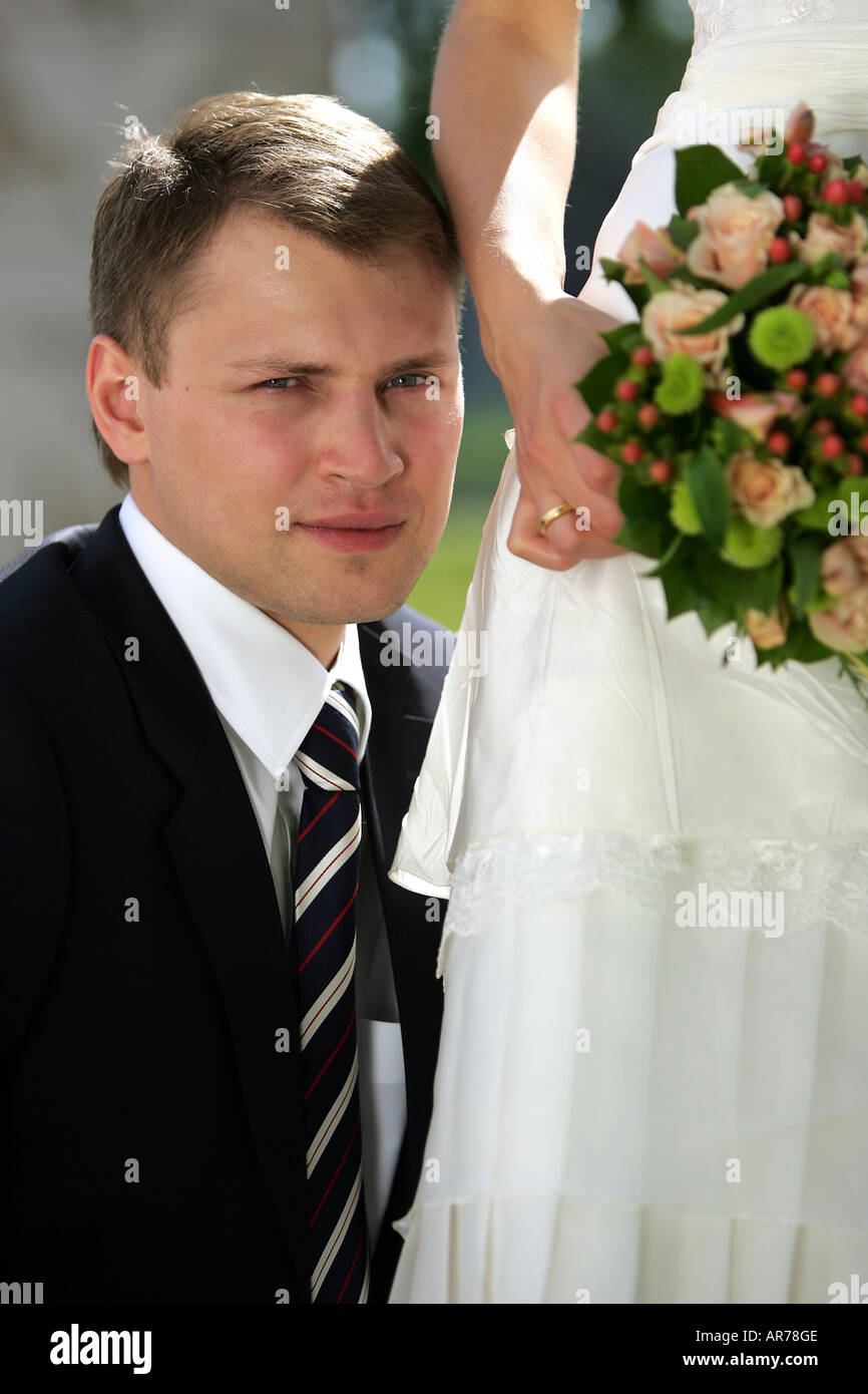Ein Bräutigam und Braut an ihrem Hochzeitstag. Stockfoto