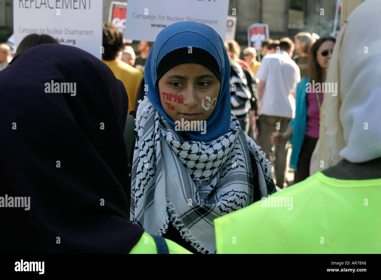 Muslimische Mädchen an der Anti-Irak-Krieg-Demo in Manchester UK Stockfoto
