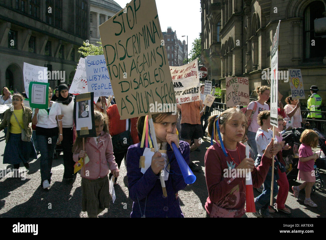 junge AsylwerberInnen protestieren in Manchester UK Stockfoto