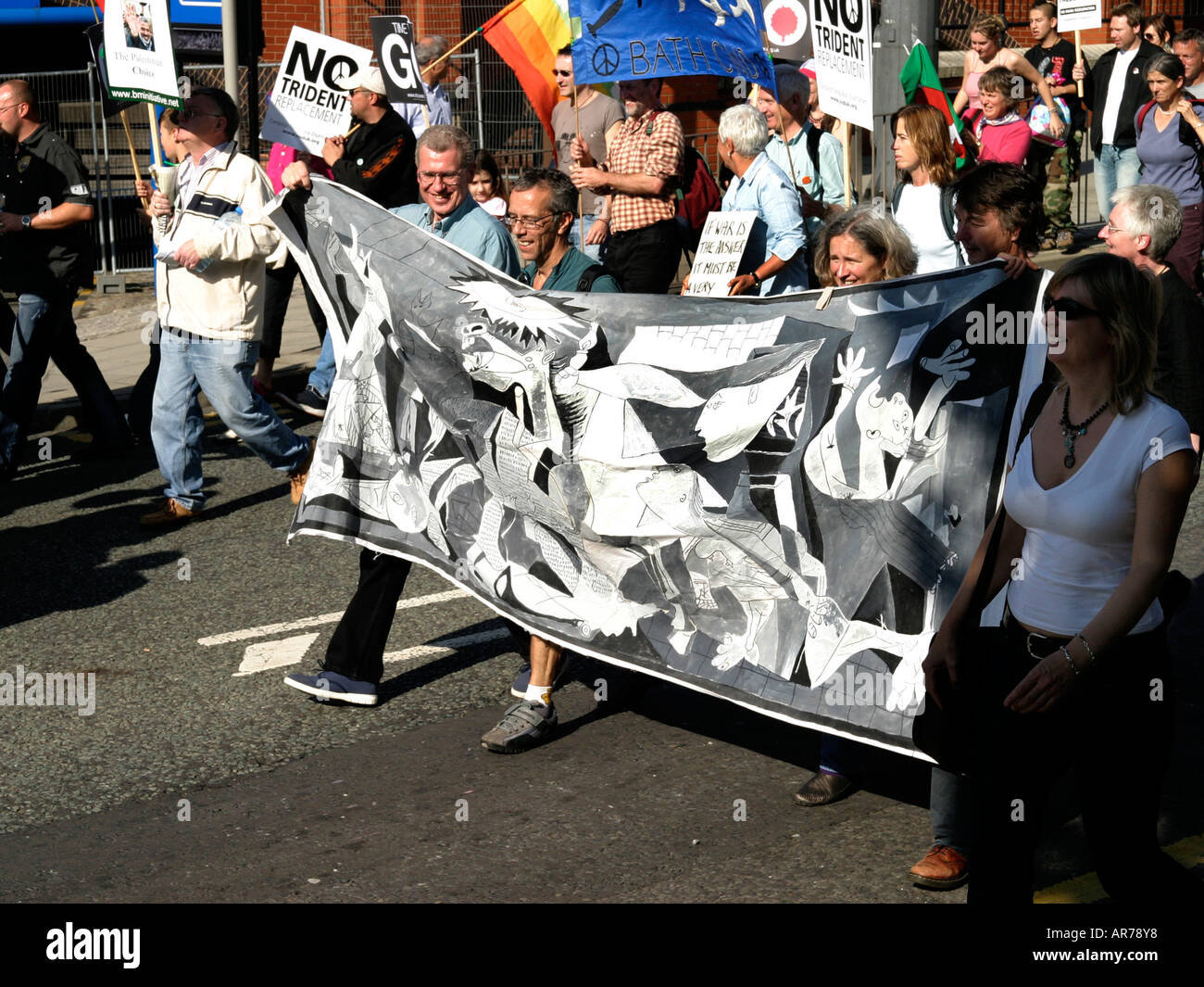 Anti-Irak-Kriegsdemo mit einem Guernica-Banner im Stadtzentrum von Manchester, England Stockfoto