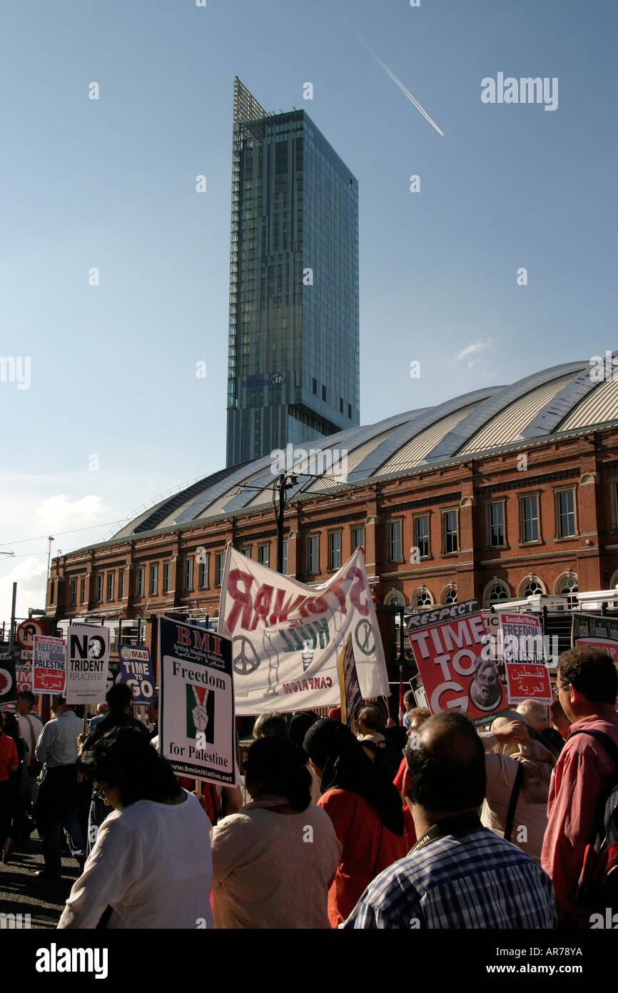 Anti-Krieg Demo Märsche hinter "Beetham Tower" in Manchester UK Stockfoto