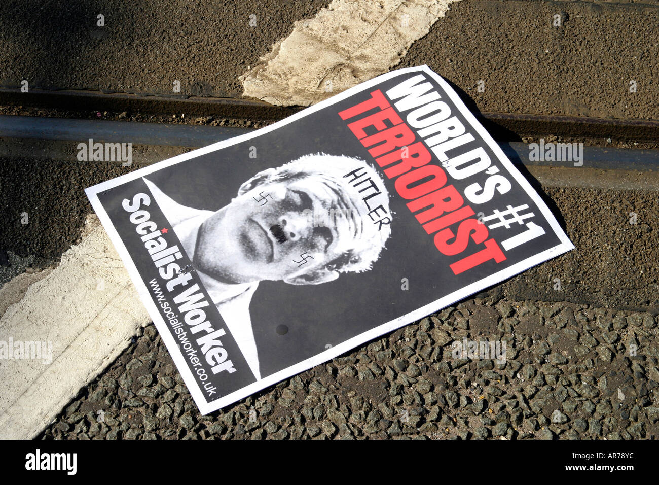 Verworfen Anti Irak Krieg Poster von US-Präsident George Bush auf einer Schiene Schiene an Anti-kriegs-Demo in Manchester England UK Foto Don Tonge Stockfoto
