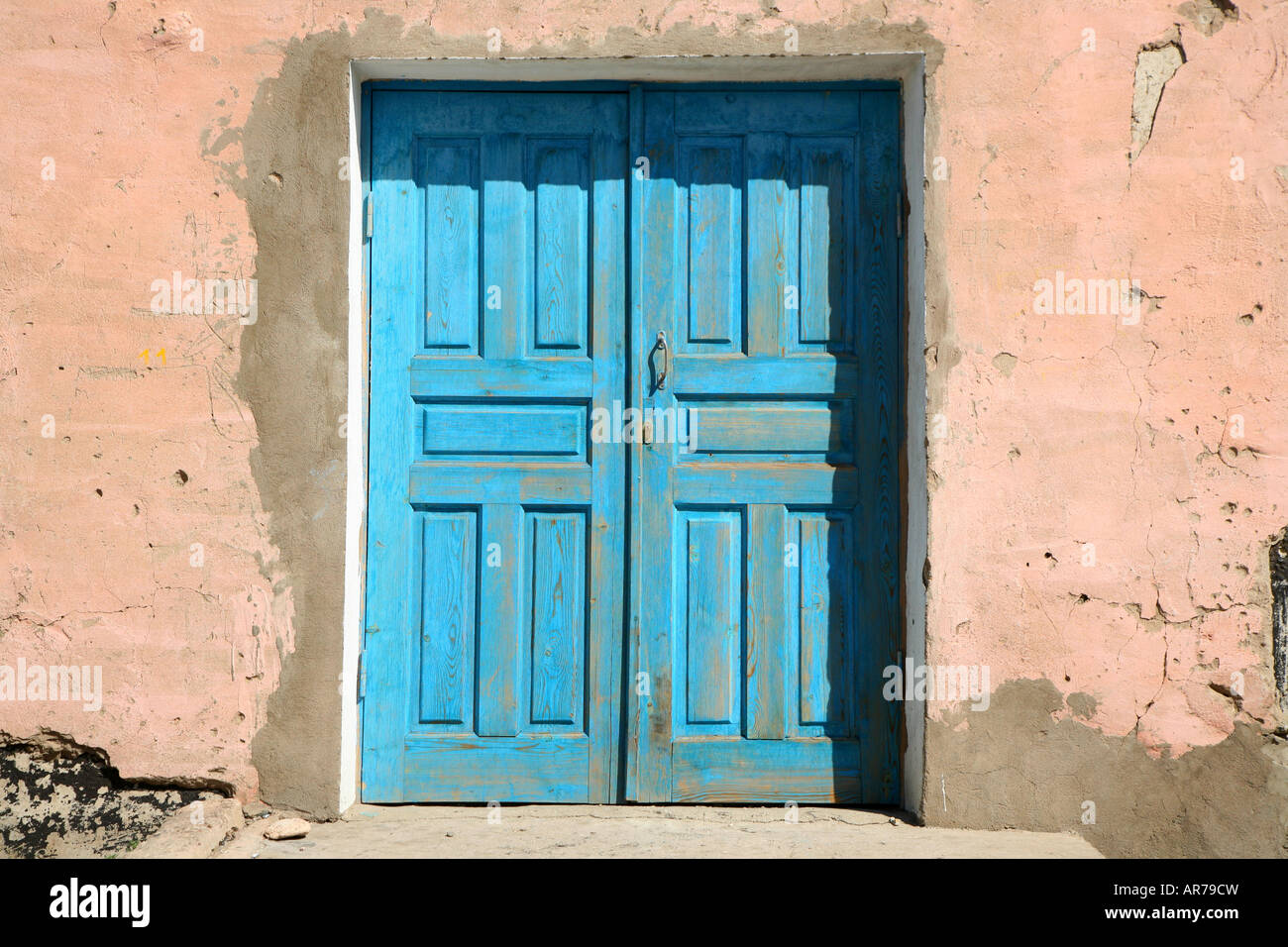 Blaue Holztüren in der Stadt-Chor auf die Transsibirische Eisenbahn-Mongolei Stockfoto