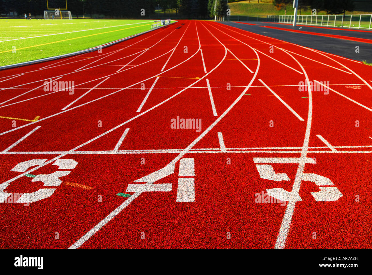 Spuren einer roten Rasse track mit Zahlen und grün Fußballplatz Stockfoto