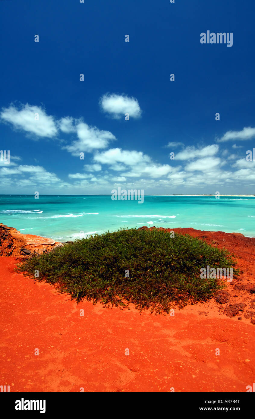 Atemberaubende Farben Gantheaume Point mit Cable Beach im Hintergrund, Küste von Kimberley, Broome, Western Australia Stockfoto