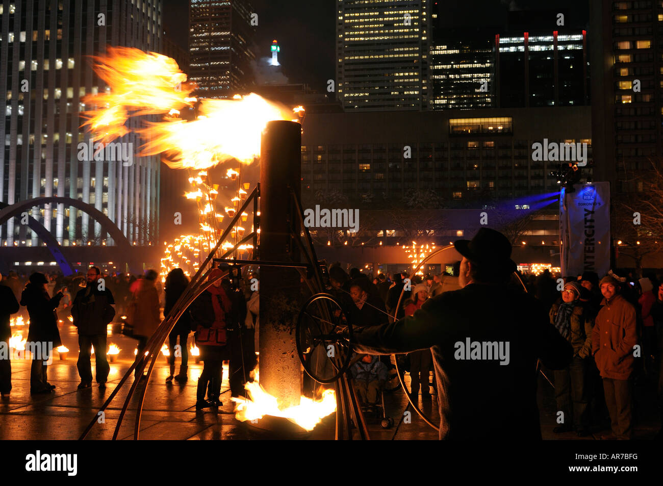Cie Carabosse Performer mit Flammenwerfer am Wintercity Nacht des Feuers in Nathan Philips Square Toronto im winter Stockfoto Cie Carabosse Performer mit Flammenwerfer am Wintercity Nacht des Feuers in Nathan Philips Square Toronto im winter Stockfoto