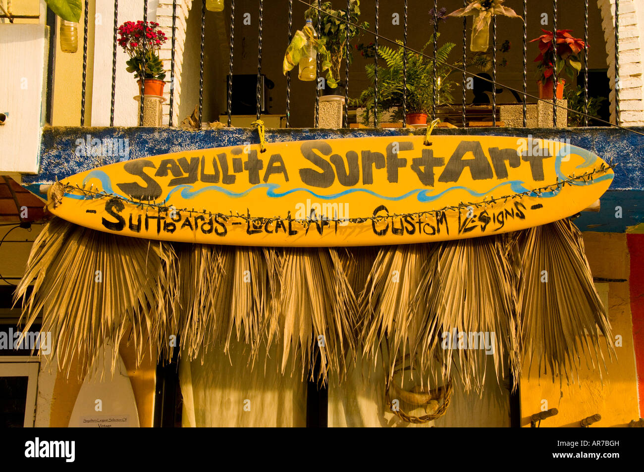 Mexiko Riviera Nayarit Dorf von Sayulita in der Nähe von Puerto Vallarta an den Pazifischen Ozean Surf Board Shop anmelden auf der Main Street Stockfoto