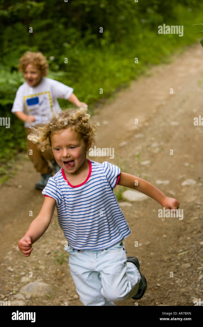 Kleine Kinder (4 Jahre) führen Sie auf einem Waldweg in Turner, Maine. Stockfoto