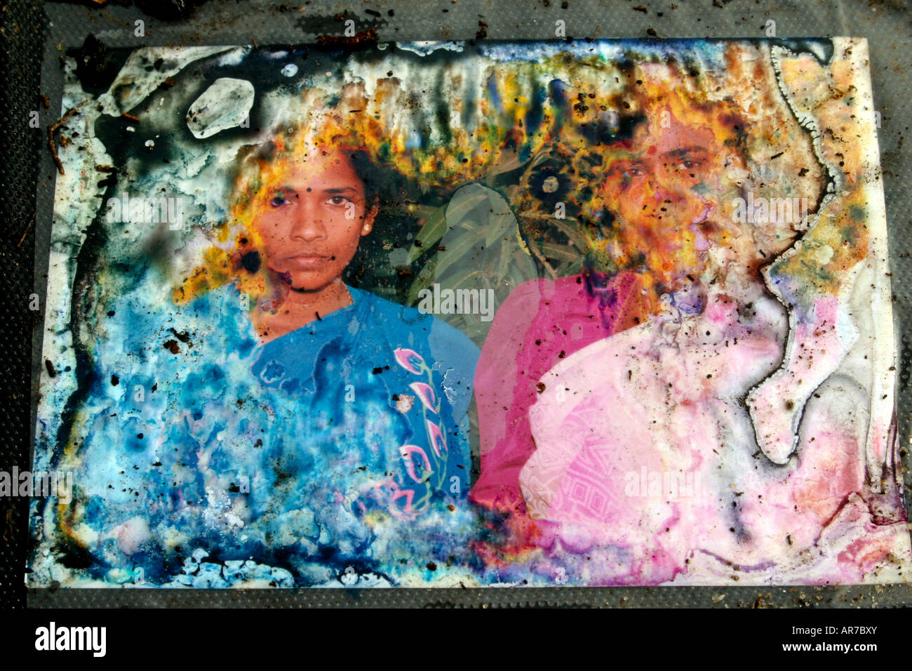 Überreste eines Wasser-getränkten Fotoalbums beschädigt durch den Tsunami zeigt zwei tamilische Mädchen auf der Halbinsel Jaffna, Sri Lanka Stockfoto