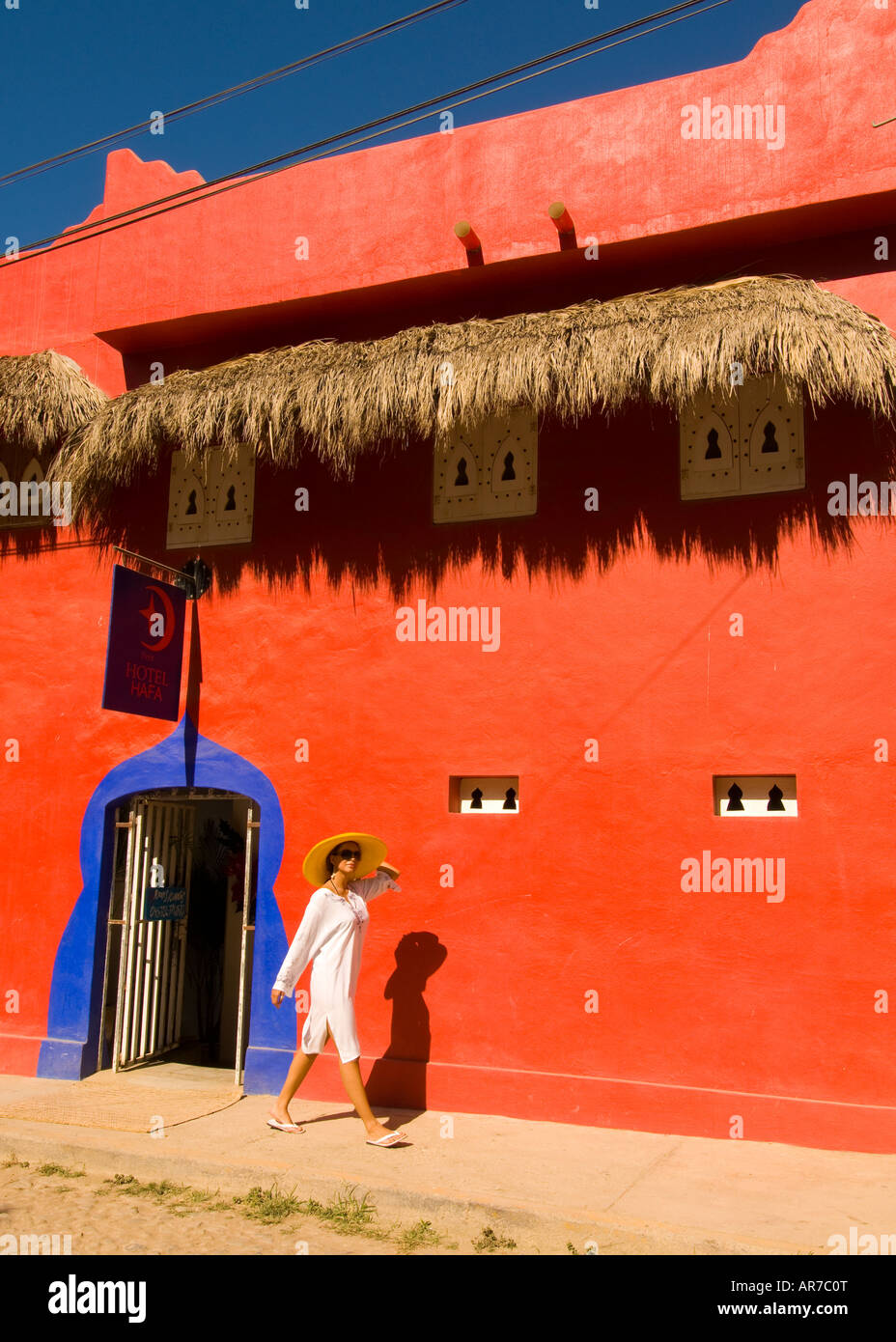Mexiko Nayarit Dorf Sayulita in der Nähe von Puerto Vallarta an der Pazifik-Frau bunte Petit d Hafa Hotel entlang Stockfoto