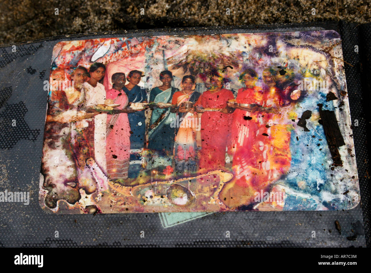 Überreste eines Wasser-getränkten Fotoalbums beschädigt durch den Tsunami zeigt eine Gruppe von tamilischen Frauen auf Halbinsel Jaffna, Sri Lanka Stockfoto