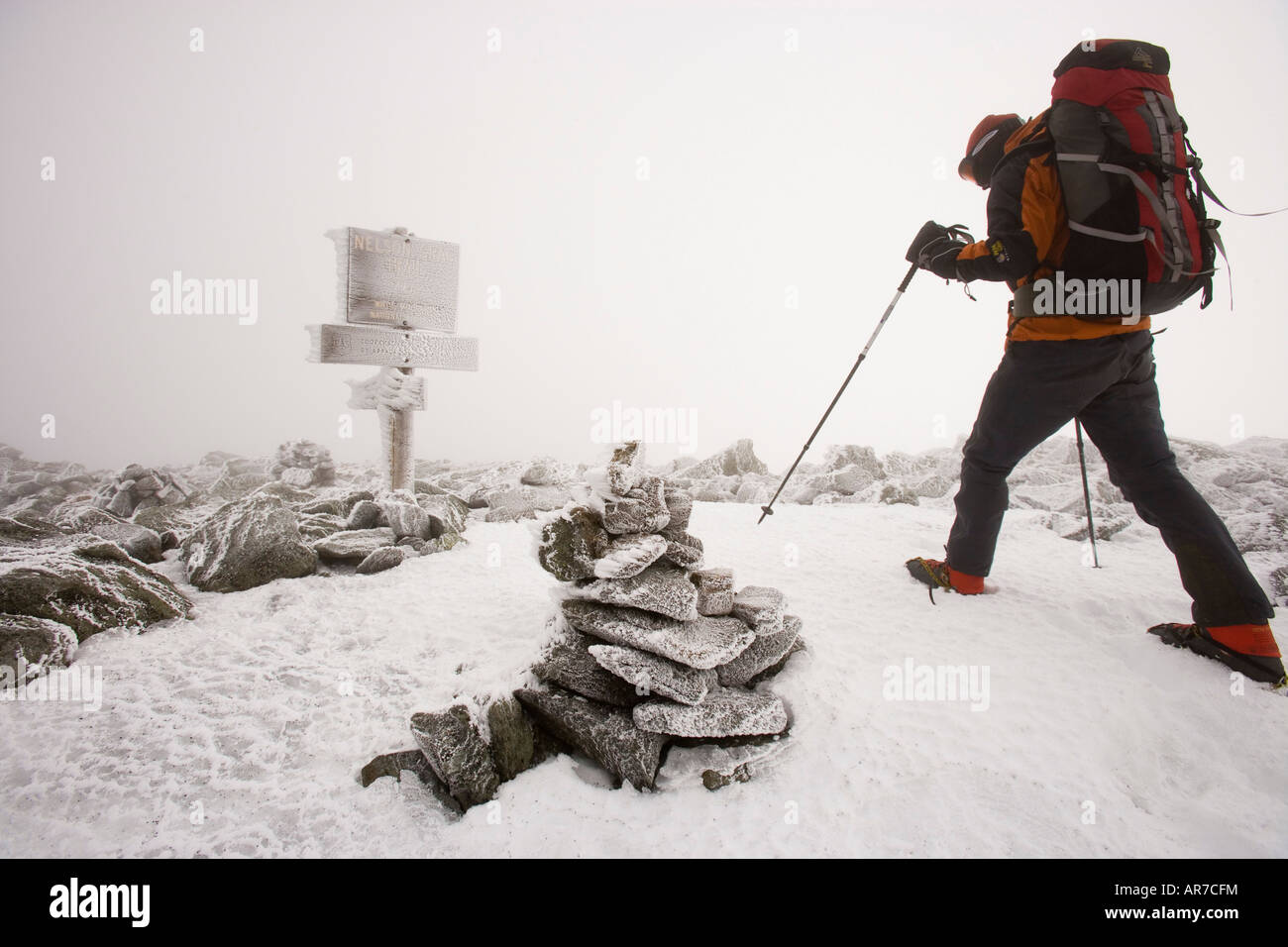 Ein einsamer Winterwanderer trotzen Rime Eis auf New Hampshire Mount Washington Stockfoto
