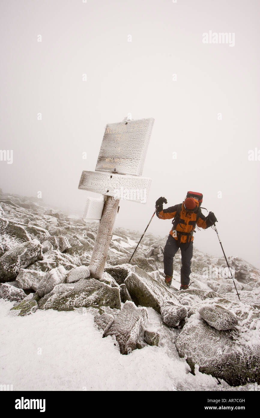 Ein einsamer Winterwanderer hält, um ein Zeichen zu einem Zeitpunkt Trail auf Mount Washington in New Hampshire White Mountains zu lesen Stockfoto