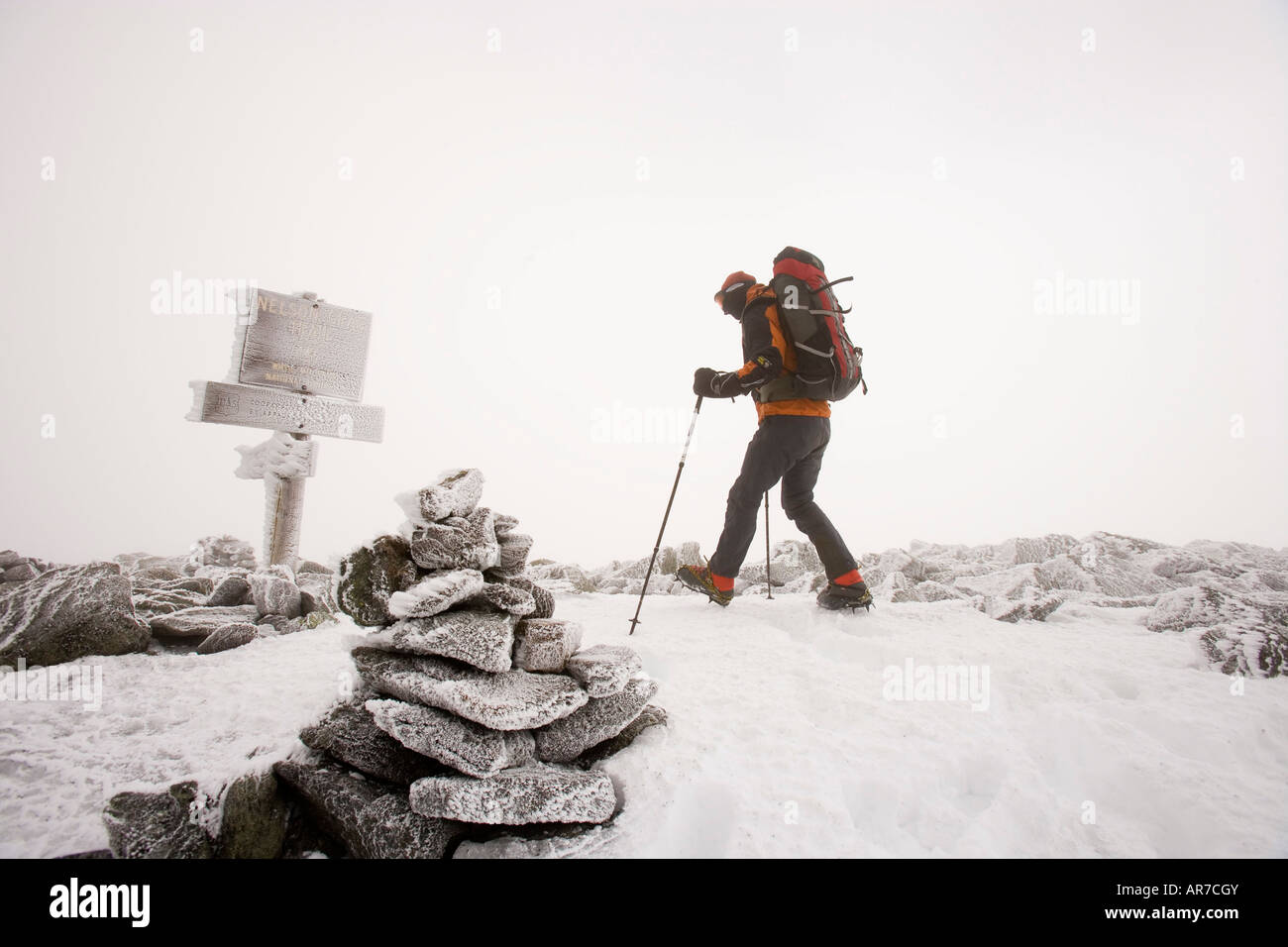 Ein einsamer Wanderer nahe dem Gipfel des Mount Washington in New Hampshire White Mountains Stockfoto