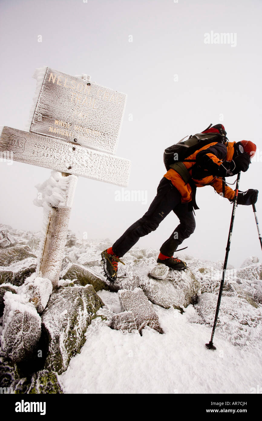 Ein Wanderer in der Nähe von dem vereisten Gipfel des Mount Washington Stockfoto