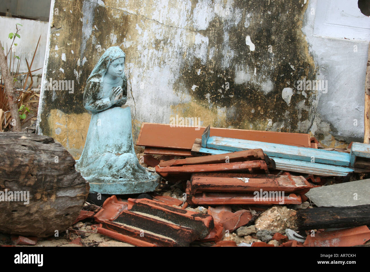 Statue der Betende Frau zwischen Trümmern, verursacht durch den Tsunami in der Nähe von Thalaiady Kirche, Halbinsel Jaffna, Sri Lanka Stockfoto
