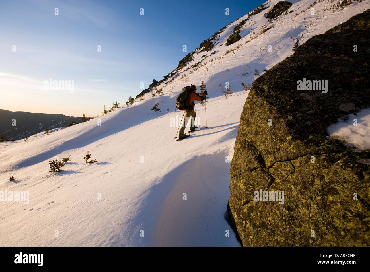 Ein Mann Schneeschuhe in Tuckerman Schlucht in New Hampshire s White Mountains Stockfoto