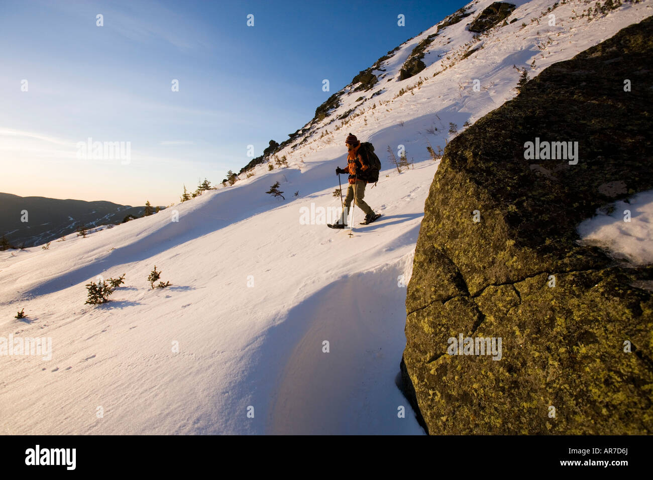 Ein Mann Schneeschuhe in Tuckerman Schlucht in New Hampshire s White Mountains Stockfoto