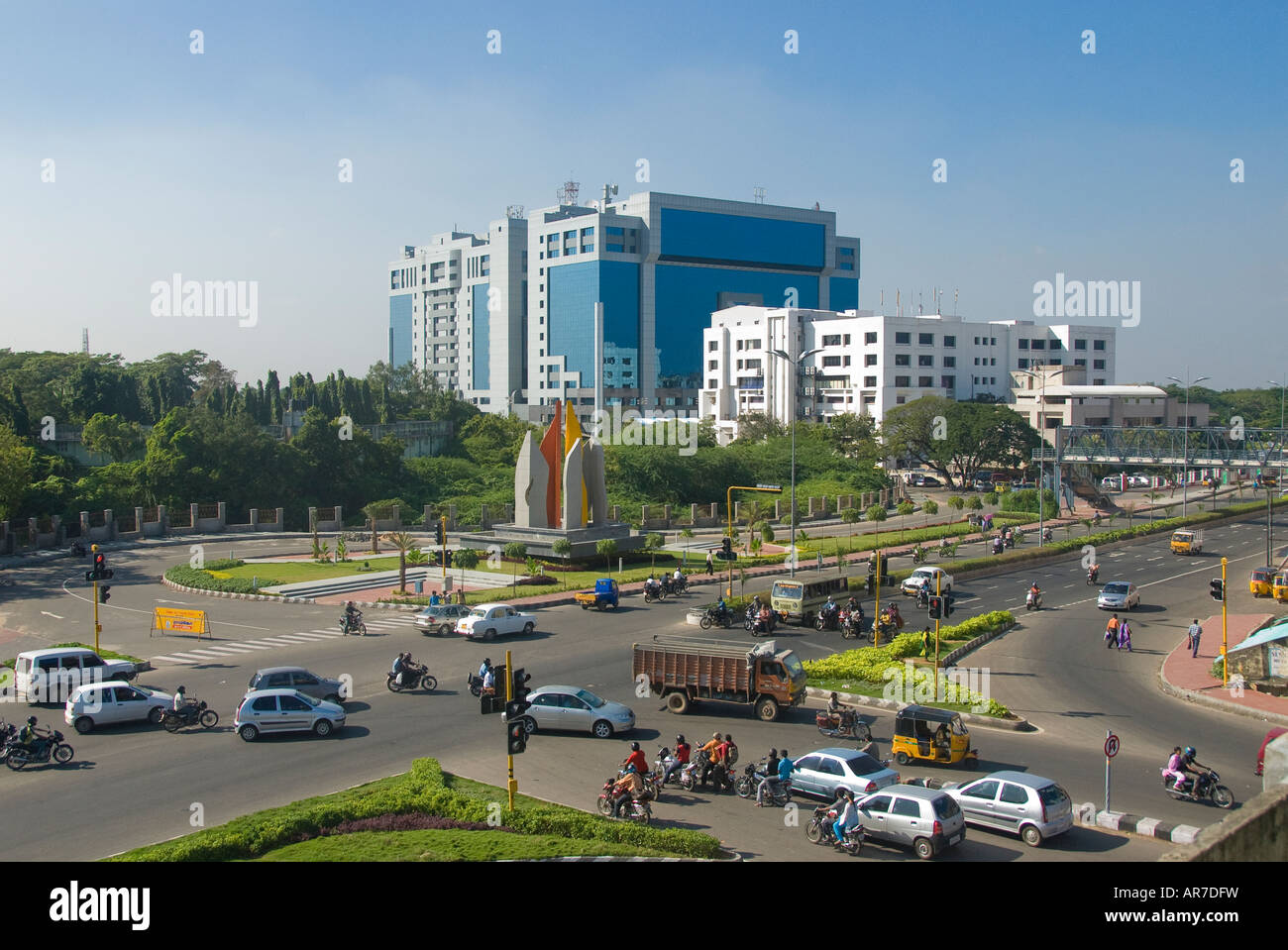Ich T Gebäude dienten durch eine neue Straße in Chennai Tamil Nadu, Indien Stockfoto