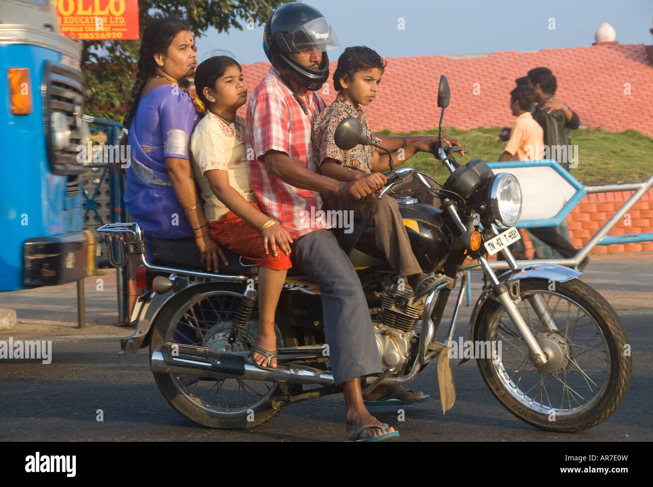 Eine indische Familie auf einem Motorrad in Indien. Ratan Tata hat gesagt, da ganze Famiies auf einem Fahrrad seine Inspiration für den Nano war Stockfoto