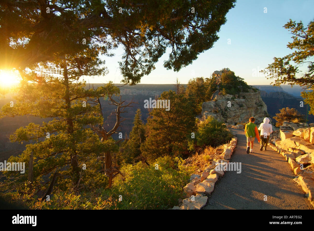 Ein 11 und 8 yr alt Spaziergang entlang der Bright Angel Studie am Nordrand bei Sonnenaufgang Stockfoto