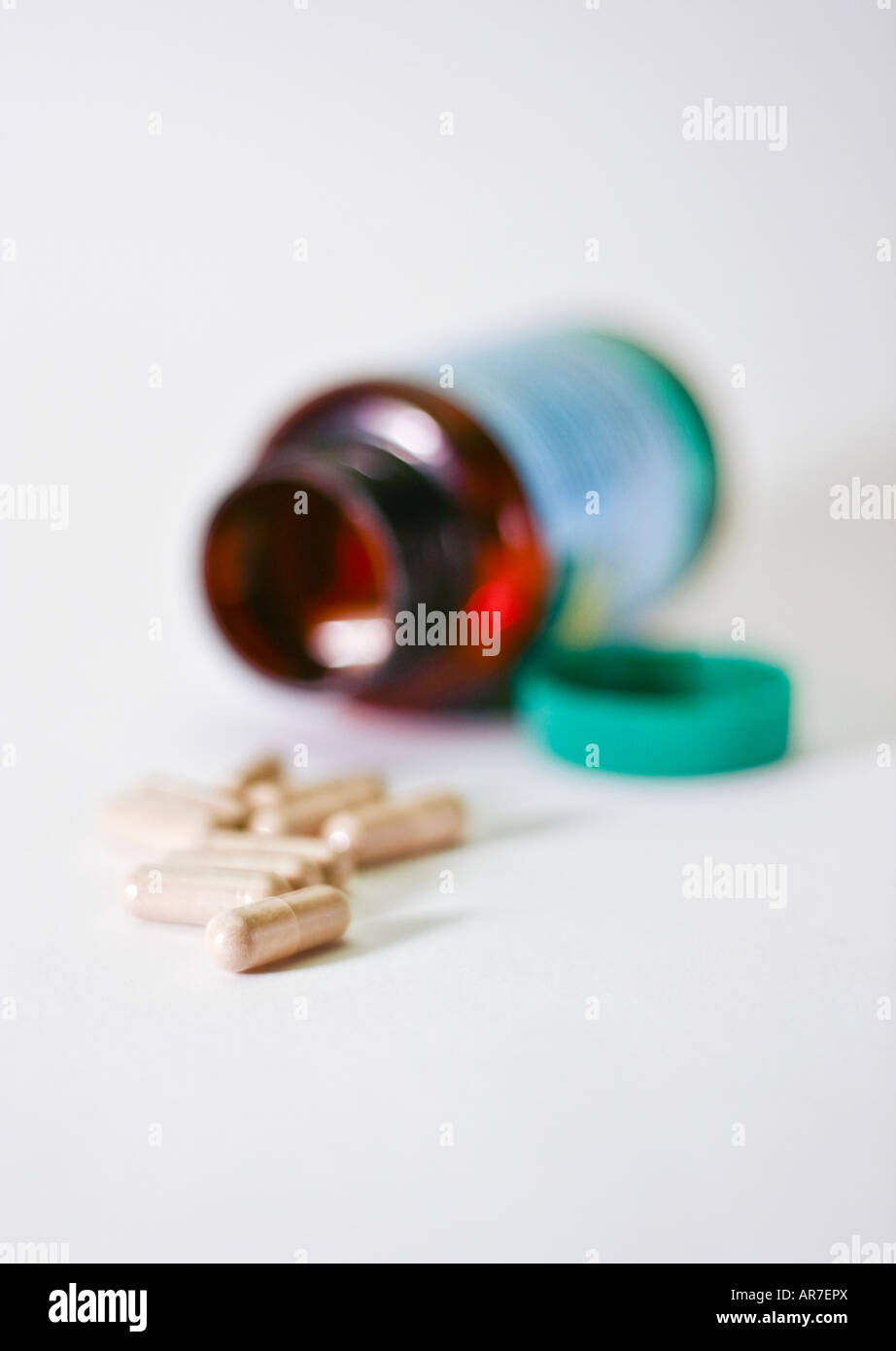 Vitamin-Flasche mit Fokus auf Kapseln Stockfoto
