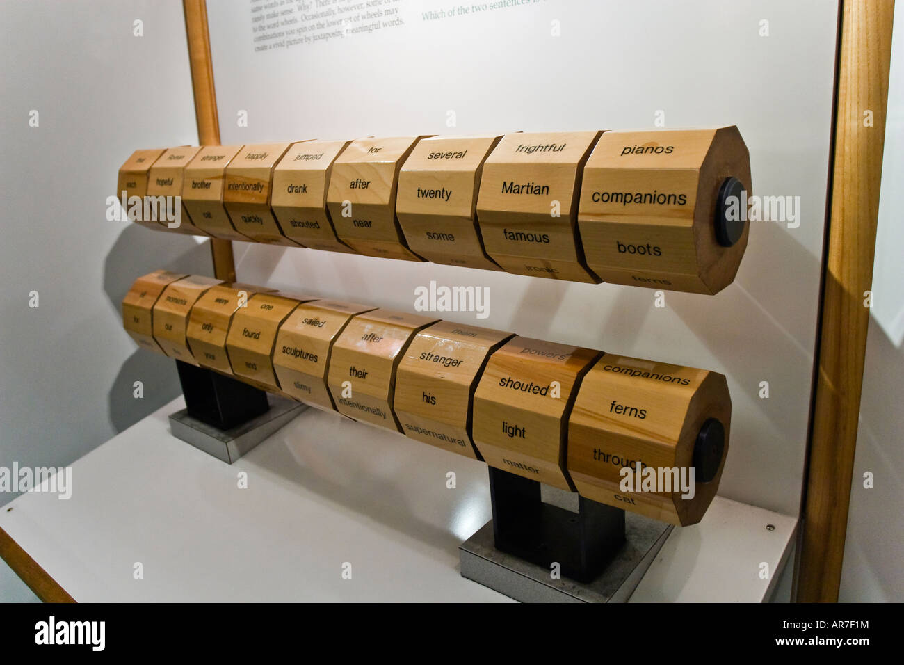 Hände auf Satz Bau Display an das Ontario Science Center Stockfoto