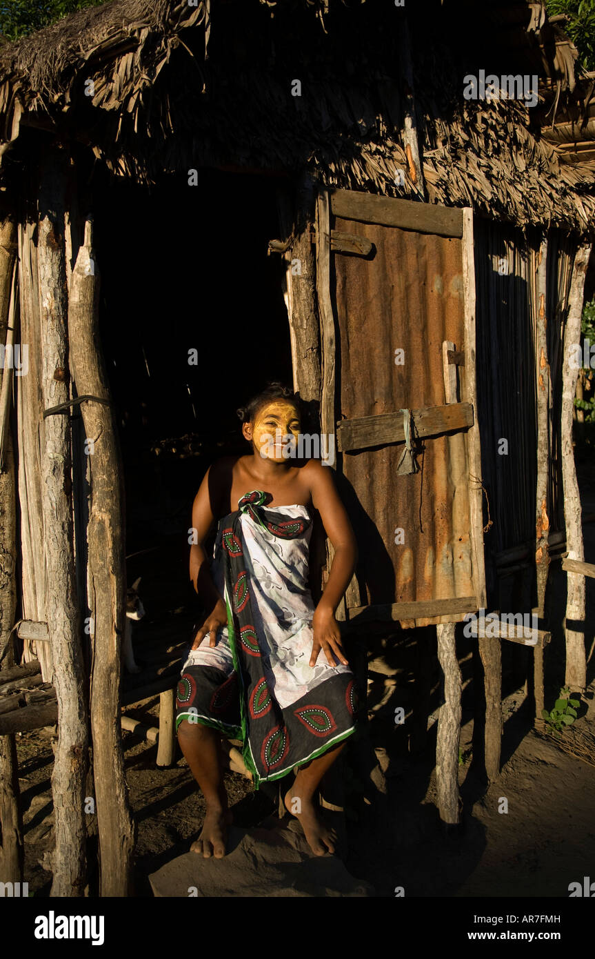 Mädchen mit bemaltem traditionell Gesicht aus der Sakalava Stamm, Nosy Be, Madagaskar Stockfoto