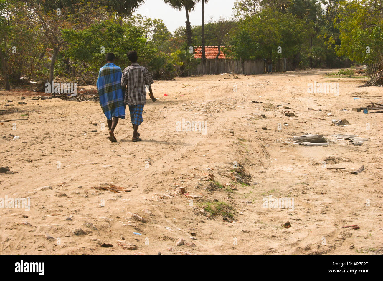 Zwei jungen entlang einem Sandweg unter Flüchtlingslagern nach dem Tsunami in LTTE kontrollierten Gebiet, Jaffna, Sri Lanka. Stockfoto