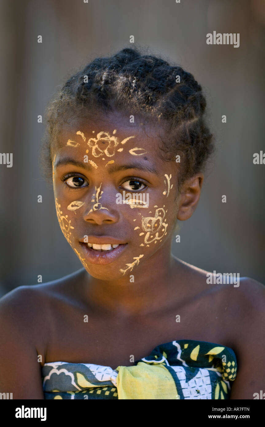 Mädchen mit bemaltem traditionell Gesicht aus der Sakalava Stamm, Nosy Be, Madagaskar Stockfoto