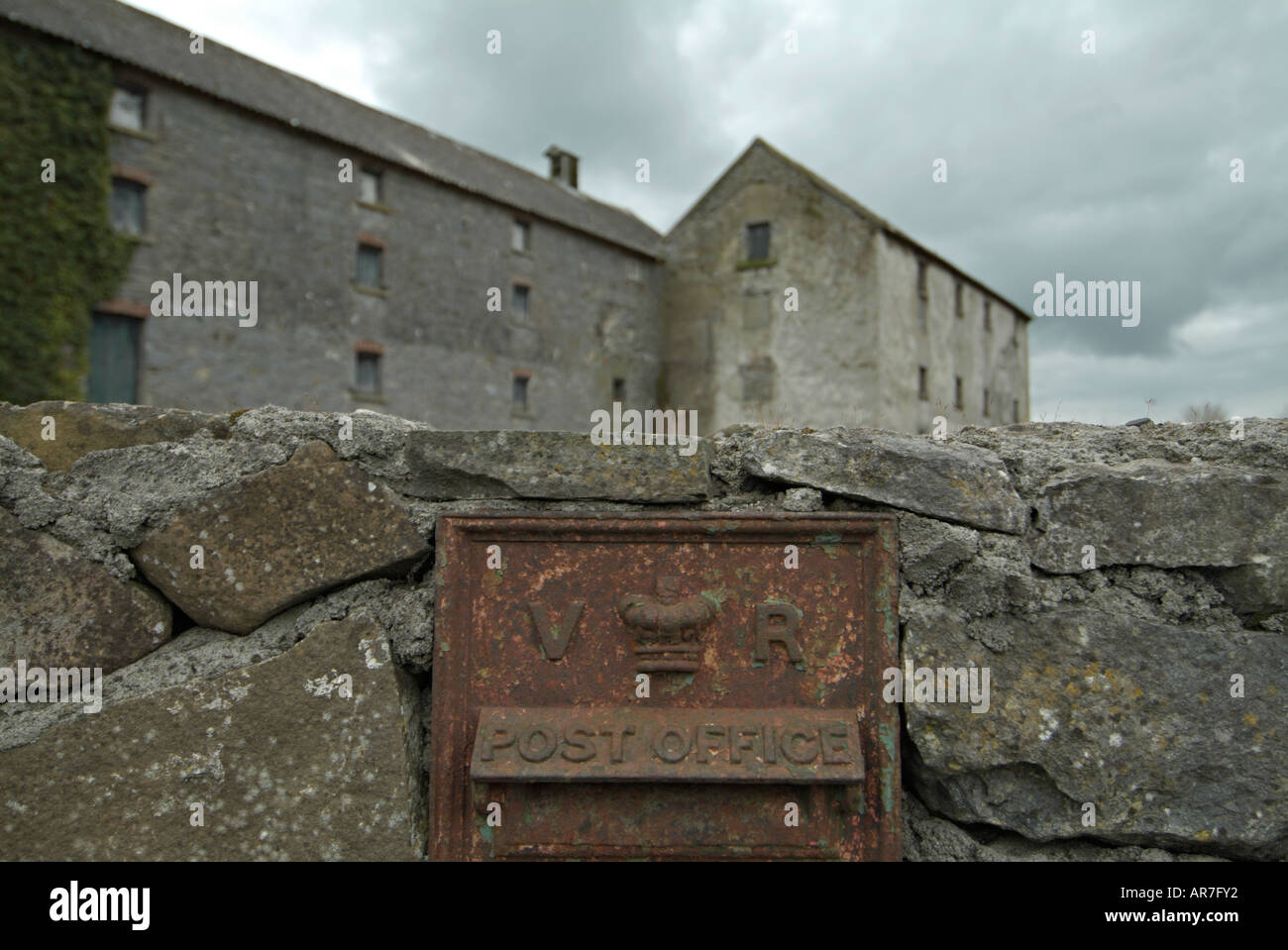 Rostige alte königliche Post-Briefkasten außerhalb einer Wassermühle Irland Stockfoto