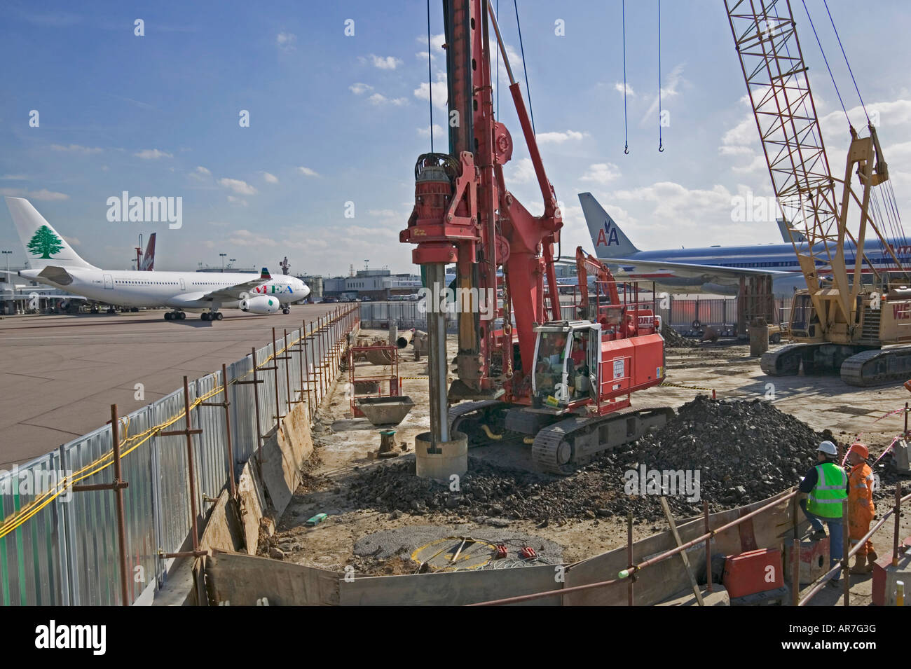 Rig häufen Bohrungen vertikal, um stabile Basis zu finden.  Ein Netzwerk von verstärkten Pfähle bietet eine Grundlage für eine starke Struktur. Stockfoto