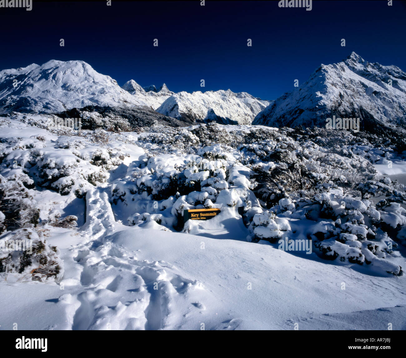 Key Summit auf dem Routeburn Track, Fiordland, Neuseeland im Winter mit Schnee, Key Summit Zeichen sichtbar Stockfoto