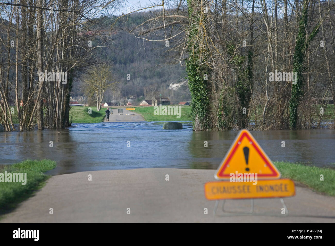 Fluss Dordogne überläuft seinen Ufern nach schweren Regenfällen und nimmt einen neuen Kurs, eine Straße in den Prozess zu blockieren. Stockfoto