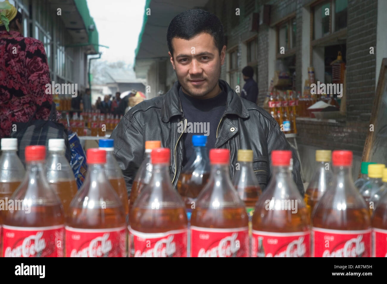 Cola-Verkäufer im Chorsu Bazaar, Taschkent, Usbekistan Stockfoto