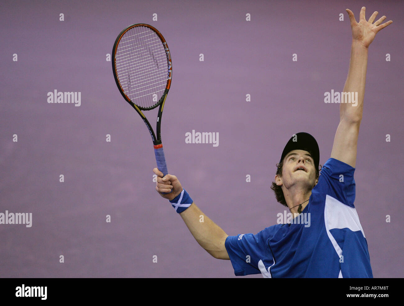 Schottlands Andy Murray dient während der ATP Tennis Masters Series Madrid 2006 Stockfoto