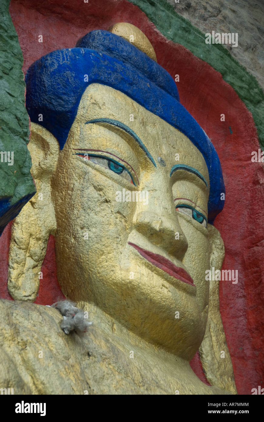 Nietang Buddha geschnitzt in einer Felswand am Stadtrand von Lhasa, die größte gravierten steinerne Statue des Sakyamuni in Tibet. Stockfoto