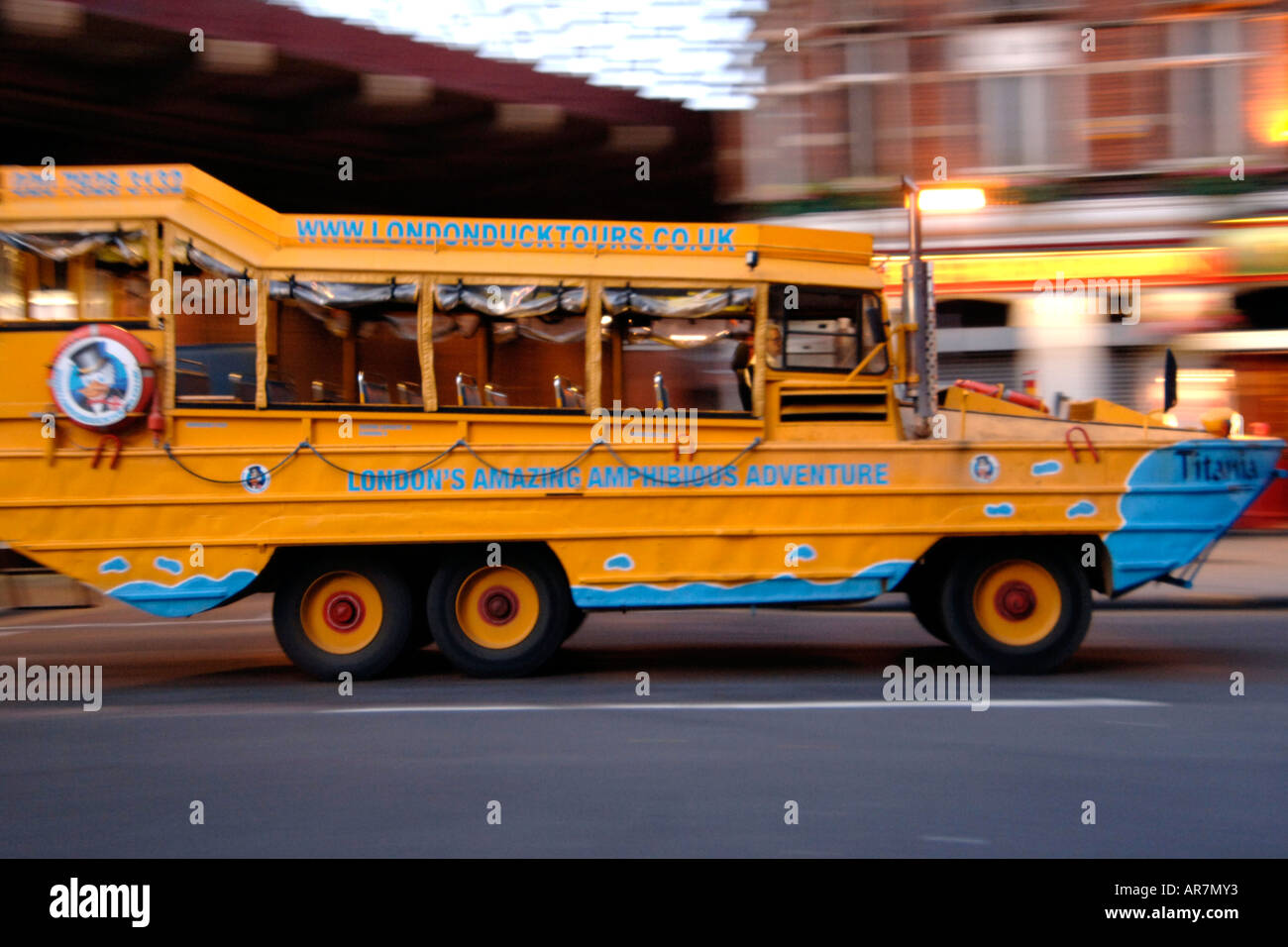 Das gelbe Amphimbious Fahrzeug von "Duck Tours" verwendet, um Passagiere auf der Themse in London zu nehmen. Stockfoto
