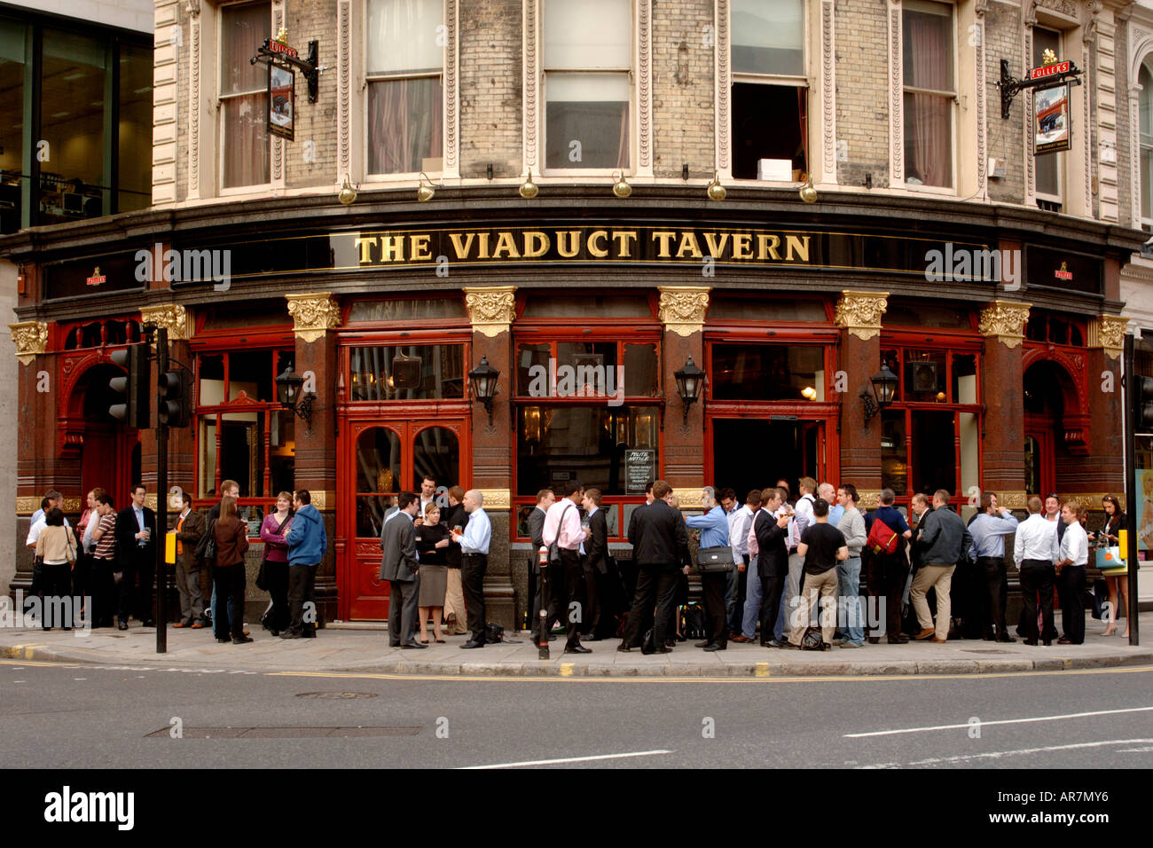 Gönner trinken vor dem Viadukt Tavern Pub in London. Stockfoto
