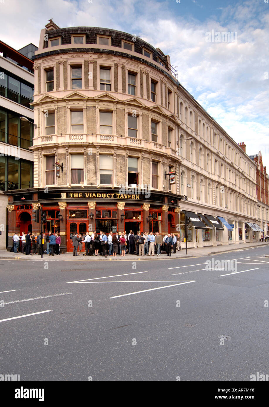 Schutzherren trinken vor dem Viadukt Tavern Pub in London Stockfoto