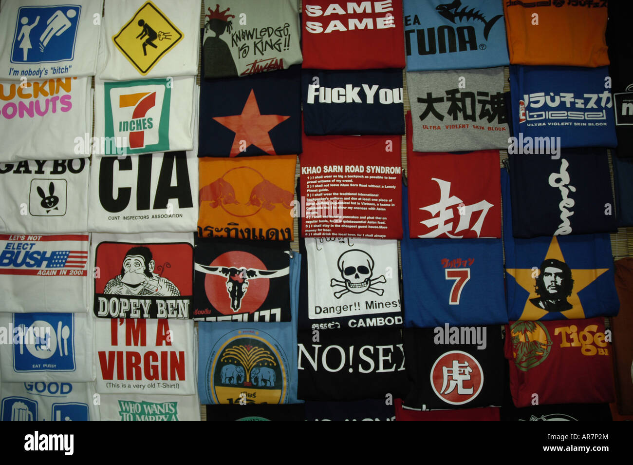 T Shirts in ein Souvenir stall Kao San Road, Bangkok Thailand Stockfoto