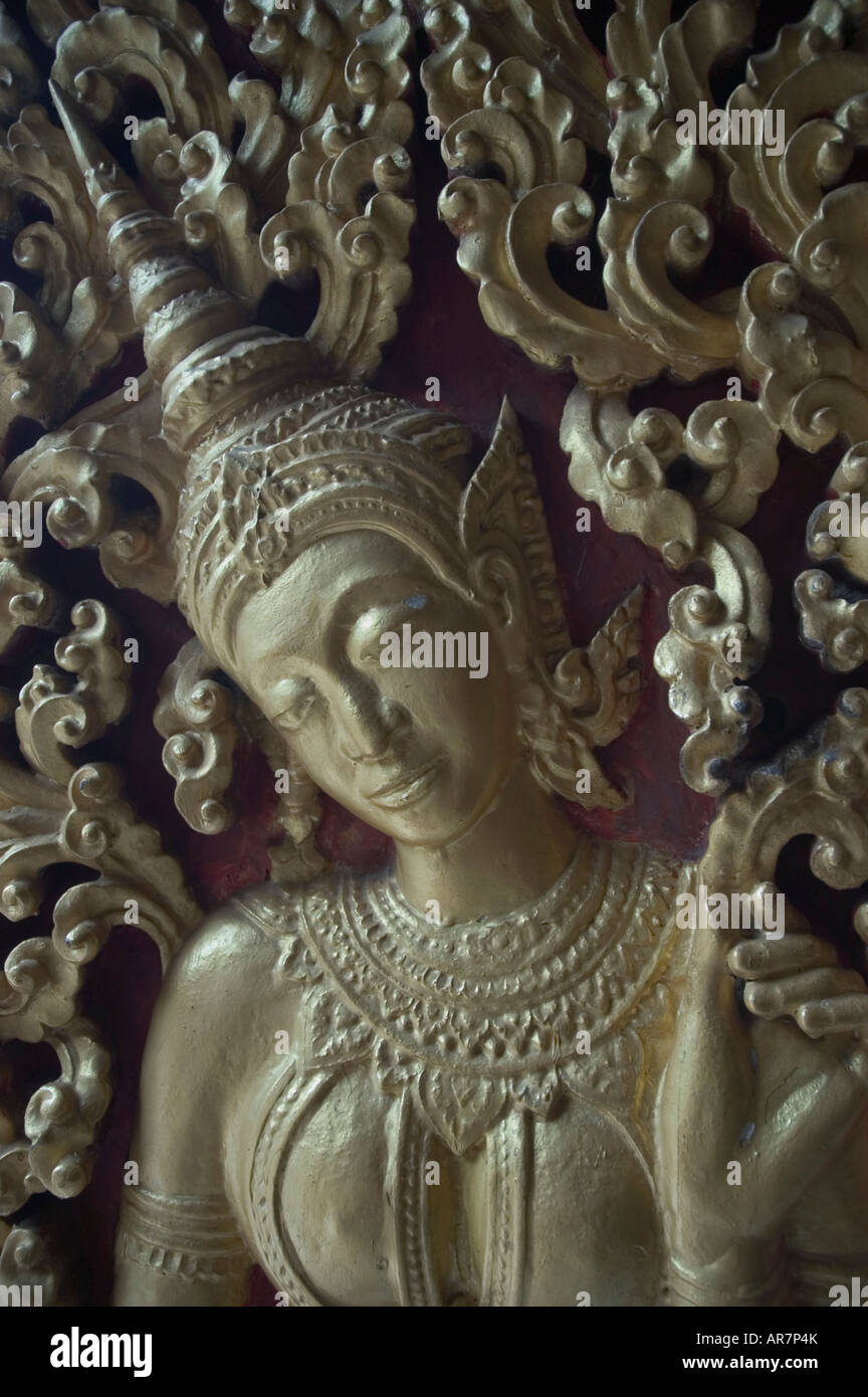 Bas-Relief Detail auf Tür von Xieng Wat Thong Luang Prabang, Laos Stockfoto