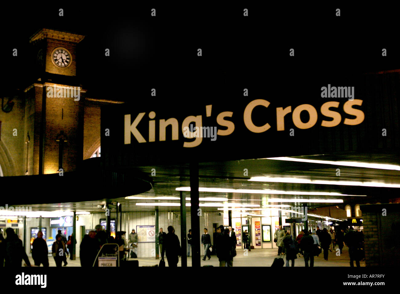 Kings Cross Station in London bei Nacht Stockfoto