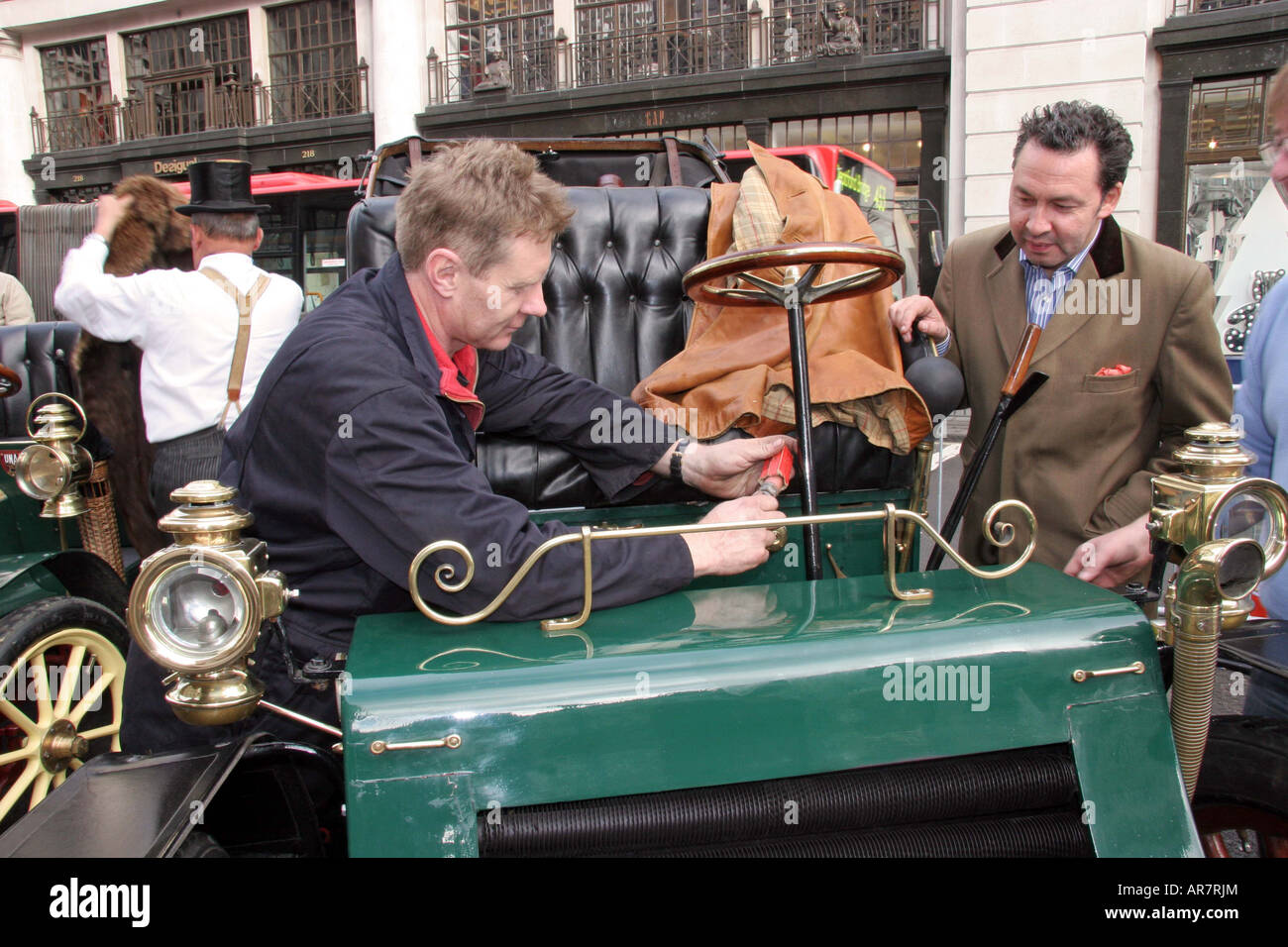 Zwei Männer begeistern über ein original Zündkerze in seiner Box. Schöne Messing Scheinwerfer und Ledersitze. Stockfoto