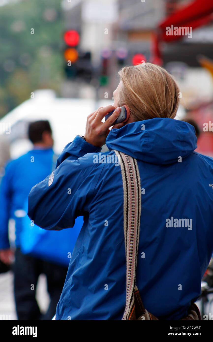 Blonde Männer mit dem Handy telefonieren Stockfoto