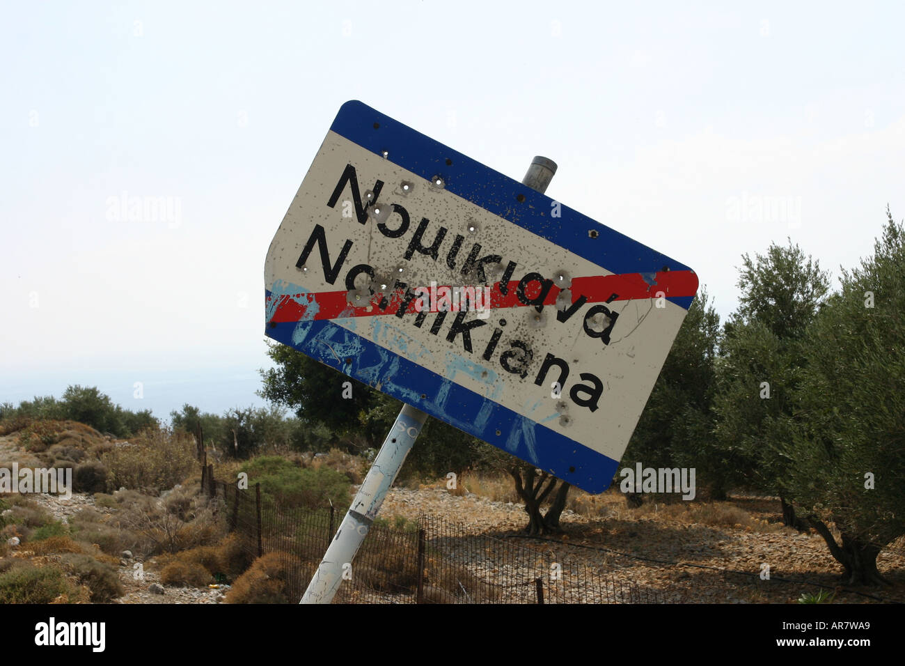 Einschusslöcher in Straßenschild Crete Stockfoto