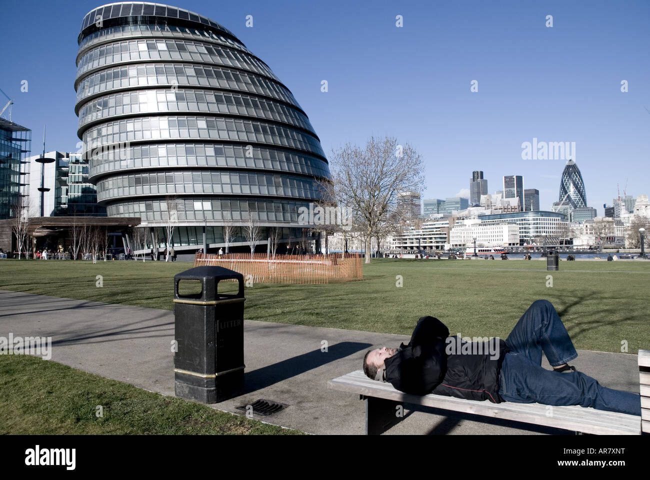 Obdachloser außerhalb London Assembly mit London s finanziellen Bezirk der Stadt jenseits Stockfoto