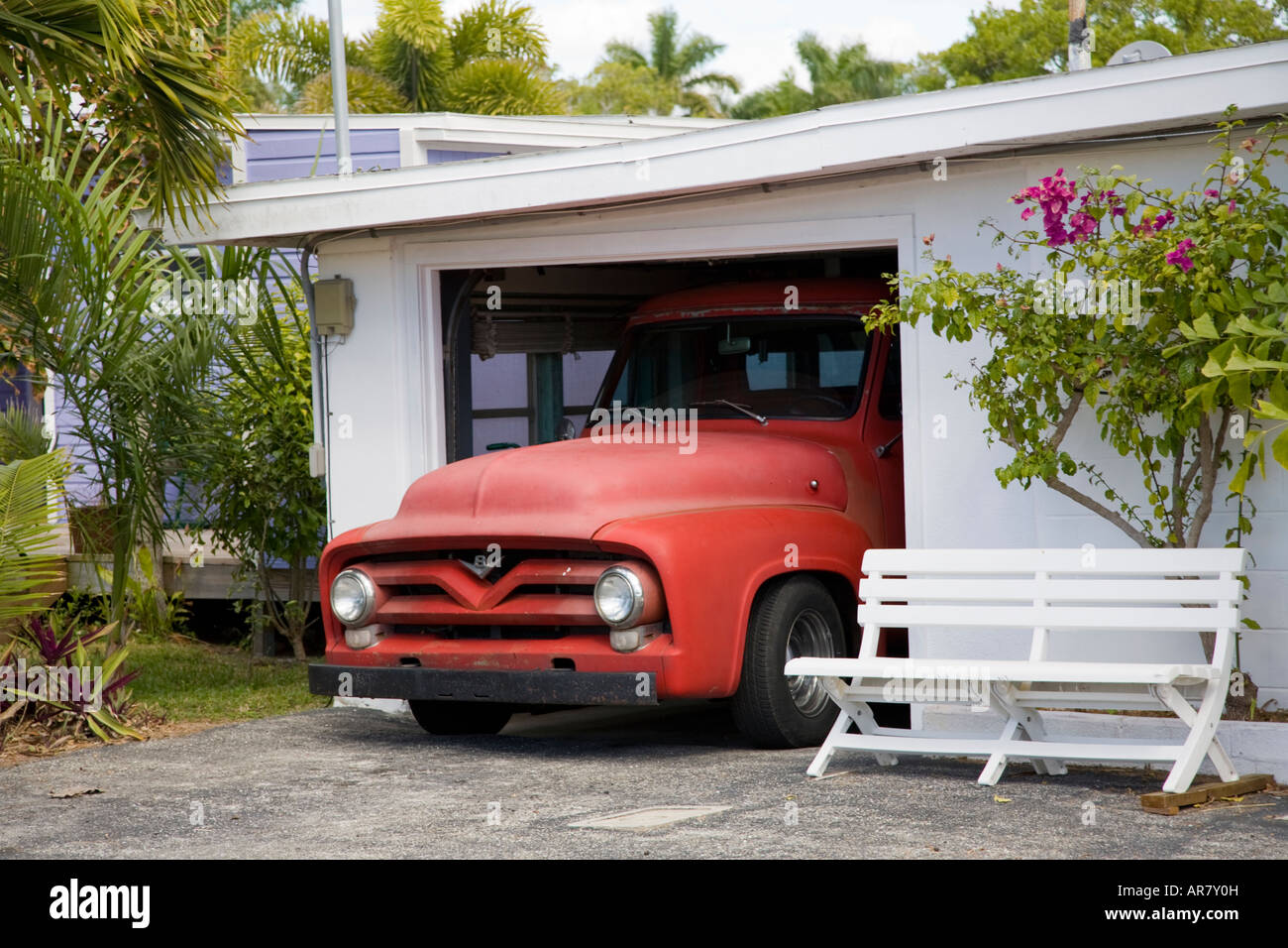 Rote LKW in der Garage des Hauses in Matlacha Florida an der südwestlichen Golfküste von Florida Stockfoto