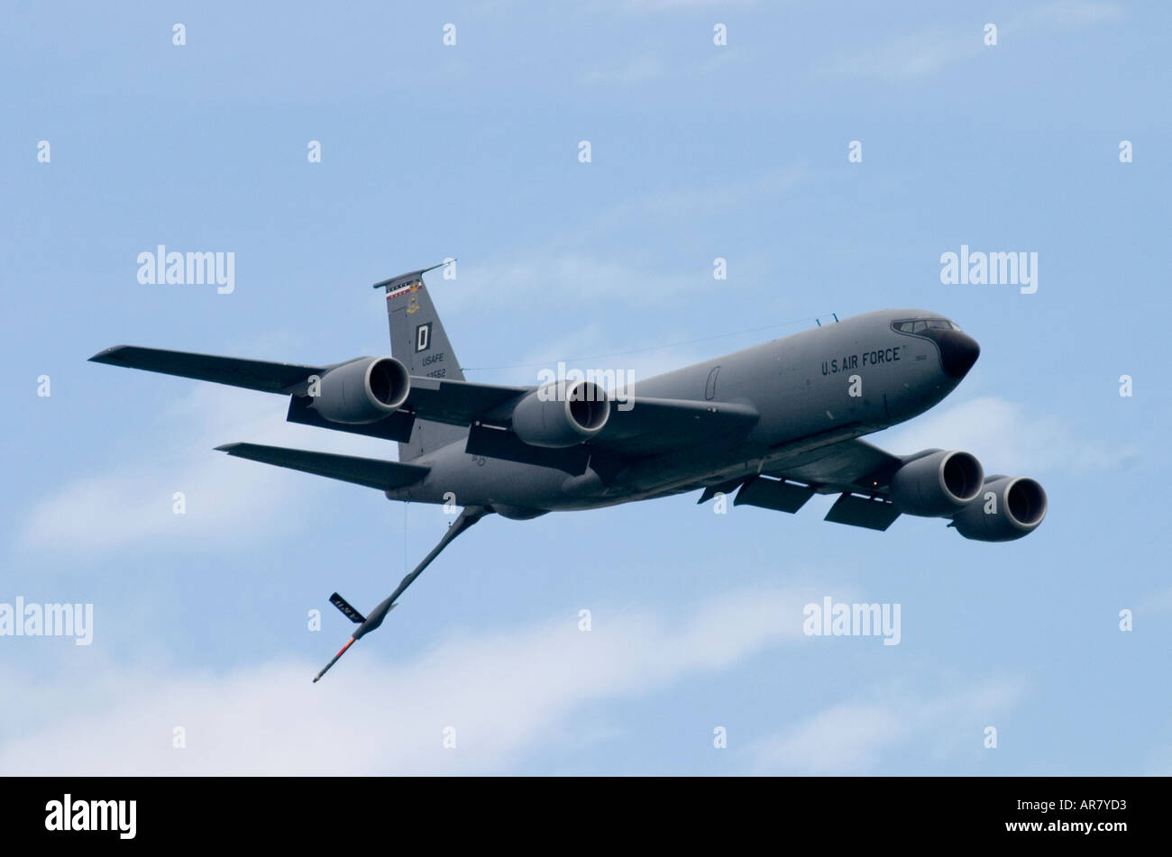 Vereinigte Staaten Luftwaffe Boeing KC135 Betankung von Flugzeugen mit seinen Heckausleger gesenkt Stockfoto